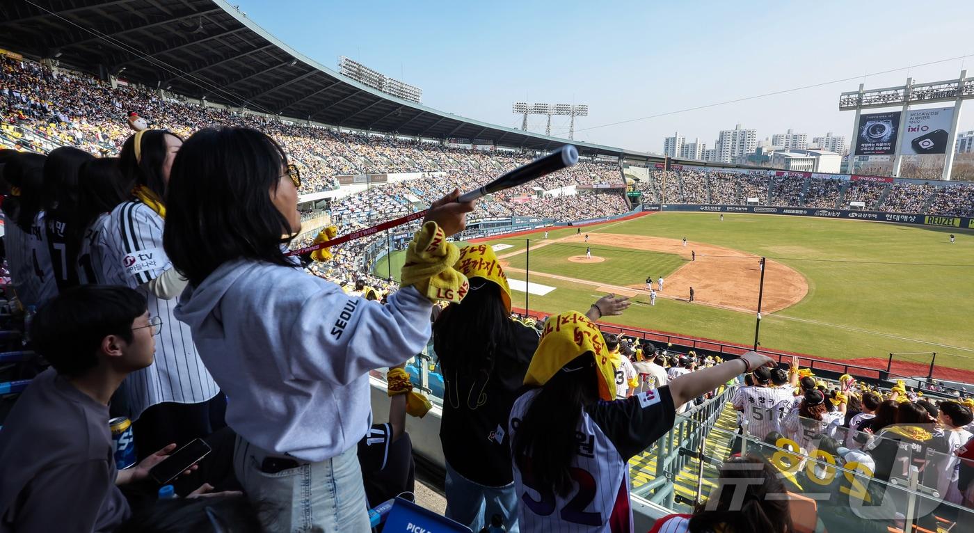 본문 이미지 - KBO리그 경기를 관전하는 야구팬들. 2026.3.28 ⓒ 뉴스1 김진환 기자
