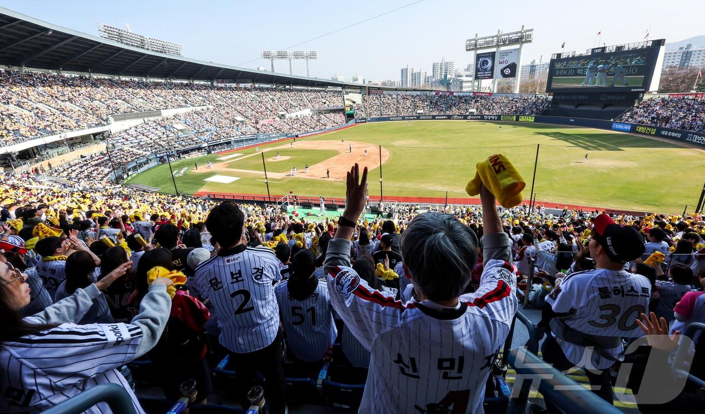 본문 이미지 - 28일 서울 송파구 잠실야구장에서 열린 '2026 신한 SOL KBO리그' 공식 개막전 KT 위즈와 LG 트윈스의 경기를 찾은 1루 LG 응원단이 열정적인 응원을 펼치고 있다. 2026.3.28 ⓒ 뉴스1 김진환 기자