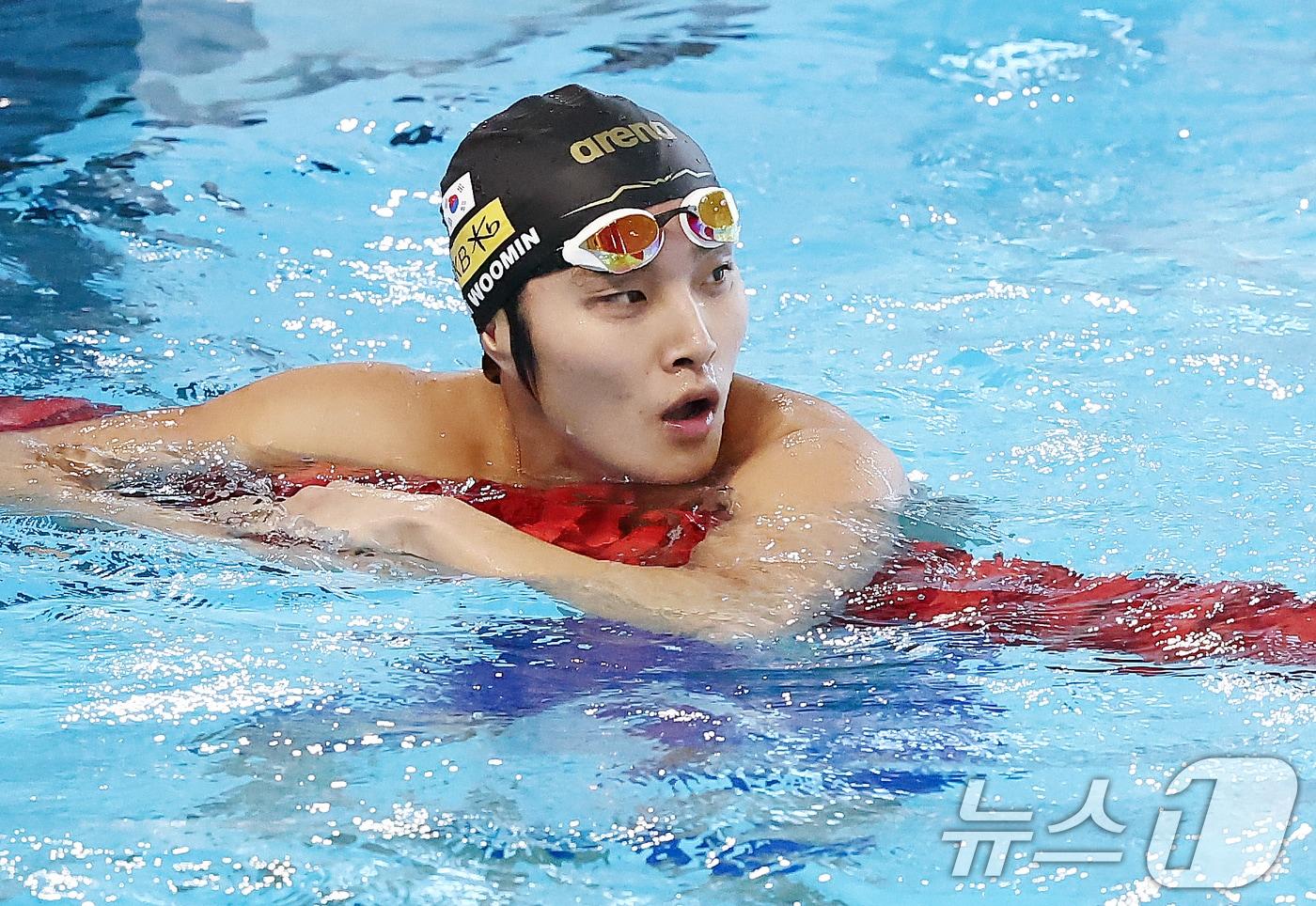 본문 이미지 - 강원도청 김우민이 28일 오후 경북 김천실내수영장에서 열린 2026 KB금융 코리아 스위밍 챔피언십 경영 국가대표 선발대회 남자 자유형 400ｍ 결승에서 1위로 들어온 후 기록을 확인하고 있다. 2026.3.28 ⓒ 뉴스1 김민지 기자