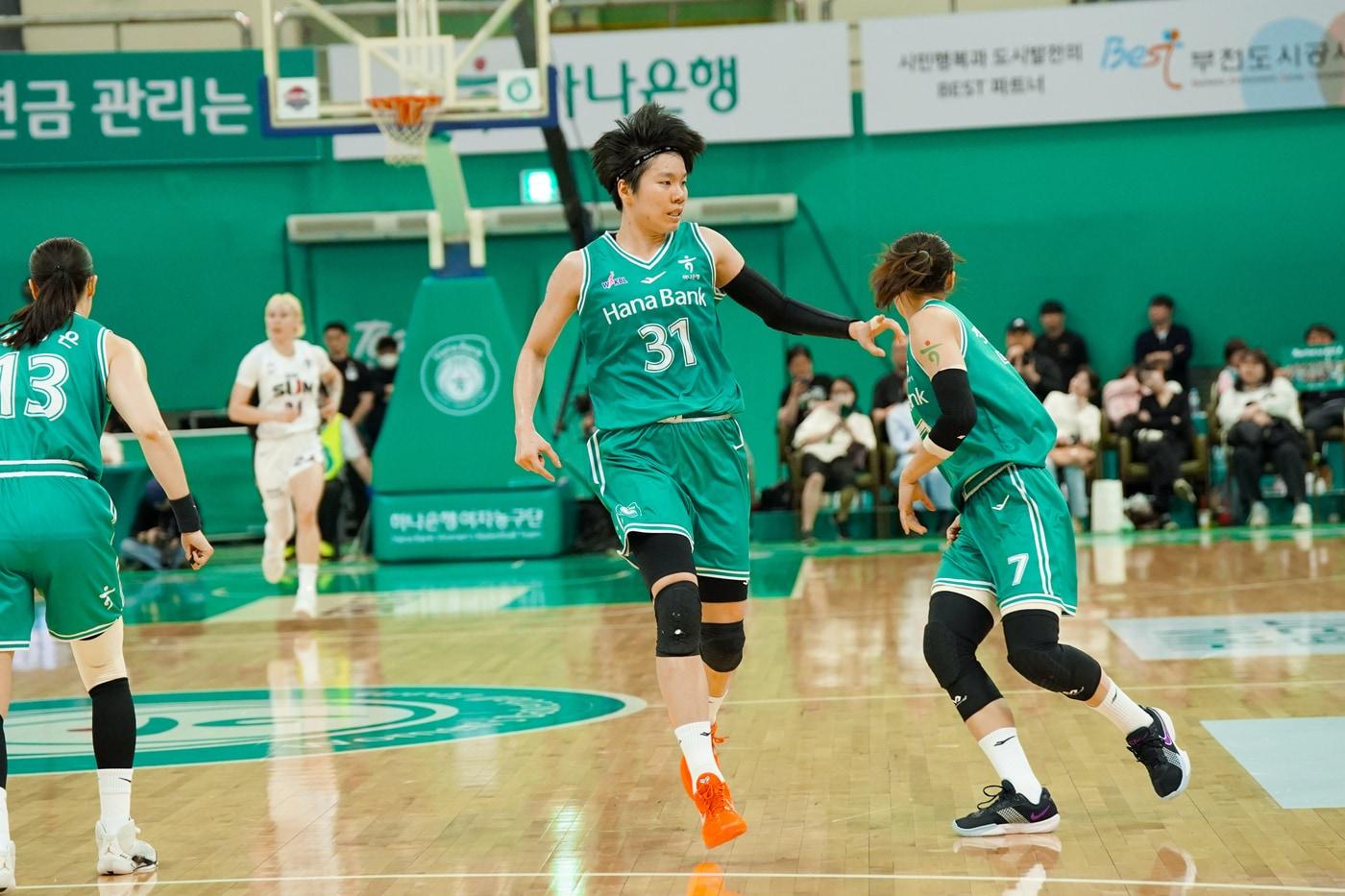 본문 이미지 - 여자농구 부천 하나은행이 부산 BNK를 꺾고 우승경쟁을 이어갔다.(WKBL 제공)