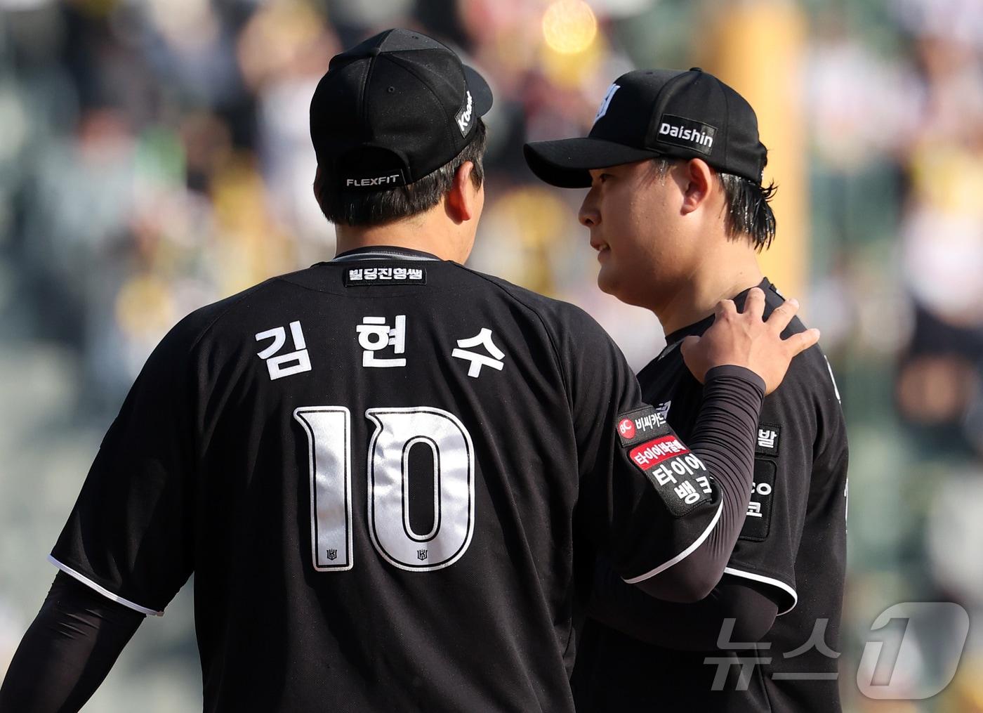 본문 이미지 - 28일 서울 송파구 잠실야구장에서 열린 '2026 신한 SOL KBO리그' 공식 개막전 KT 위즈와 LG 트윈스의 경기, KT 김현수가 7회말 2사 1루 상황에서 교체를 앞둔 한승혁을 다독이고 있다. 2026.3.28 ⓒ 뉴스1 김진환 기자