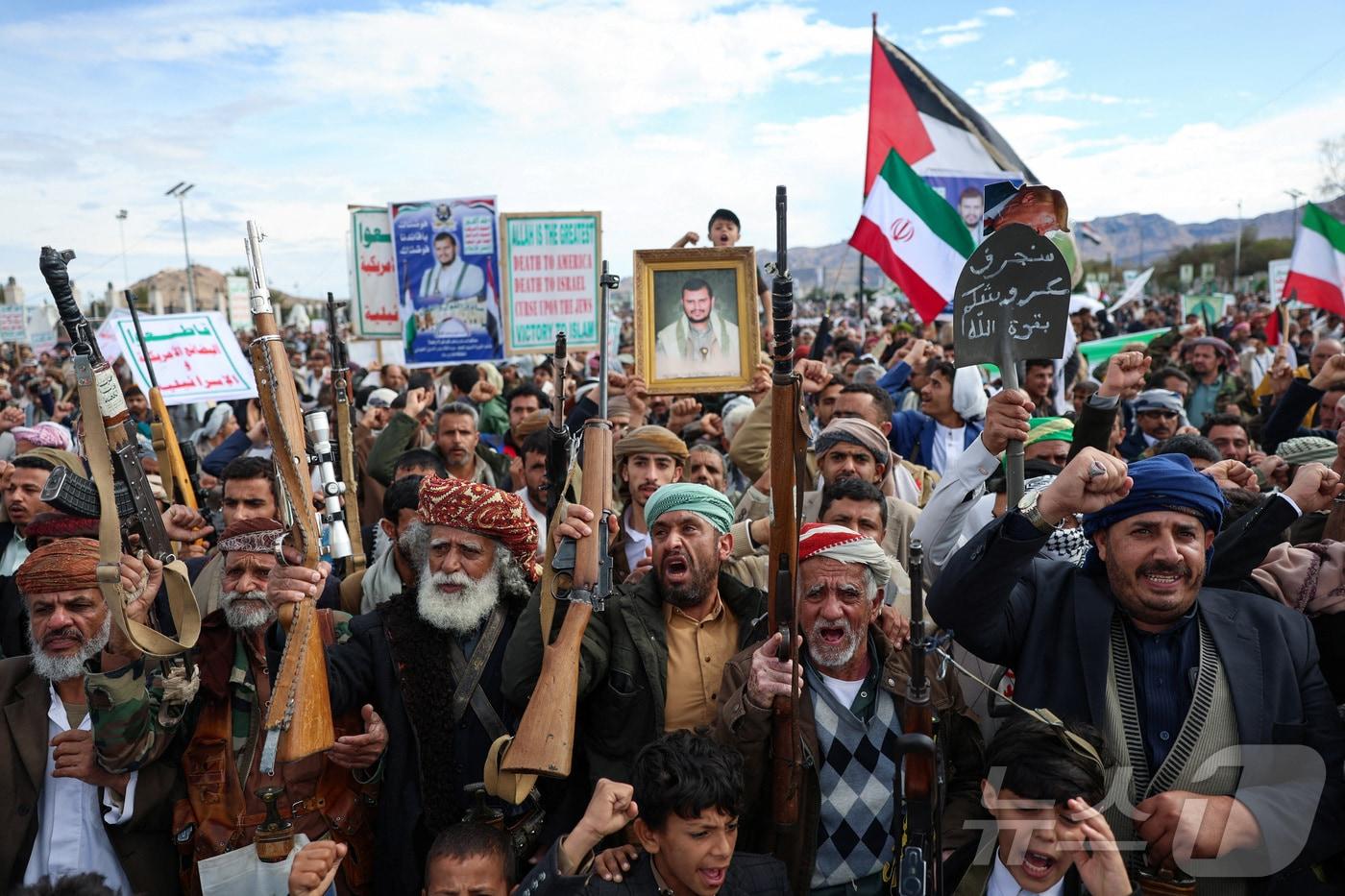 본문 이미지 - 27일(현지시간) 예멘 후티 반군 지지자들이 예멘 수도 사나에서 이란에 대한 지지 집회를 열고 있다. 2026.03.27 ⓒ 로이터=뉴스1