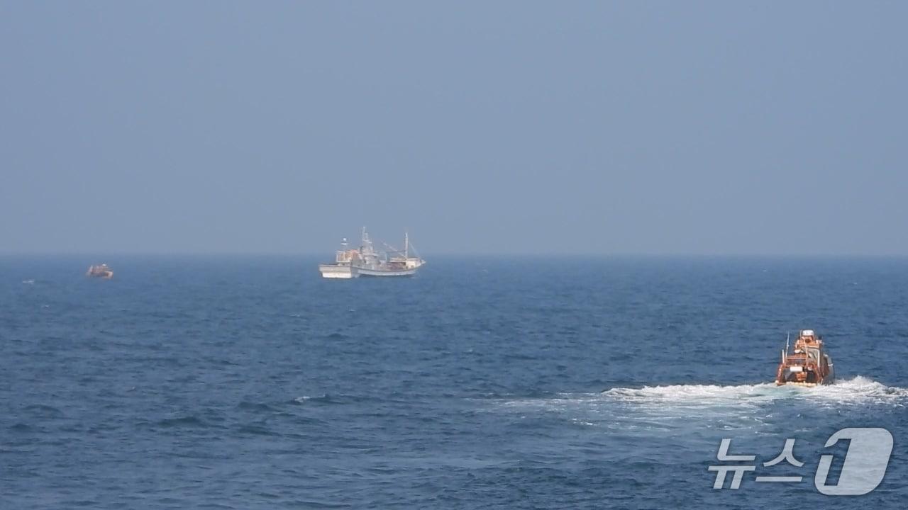 본문 이미지 - 동해해경이 대형함정 고속단정 이용 사고해역을 수색 중이다..(동해해경 제공, 재판매 및 DB 금지) 2026.3.28/뉴스1