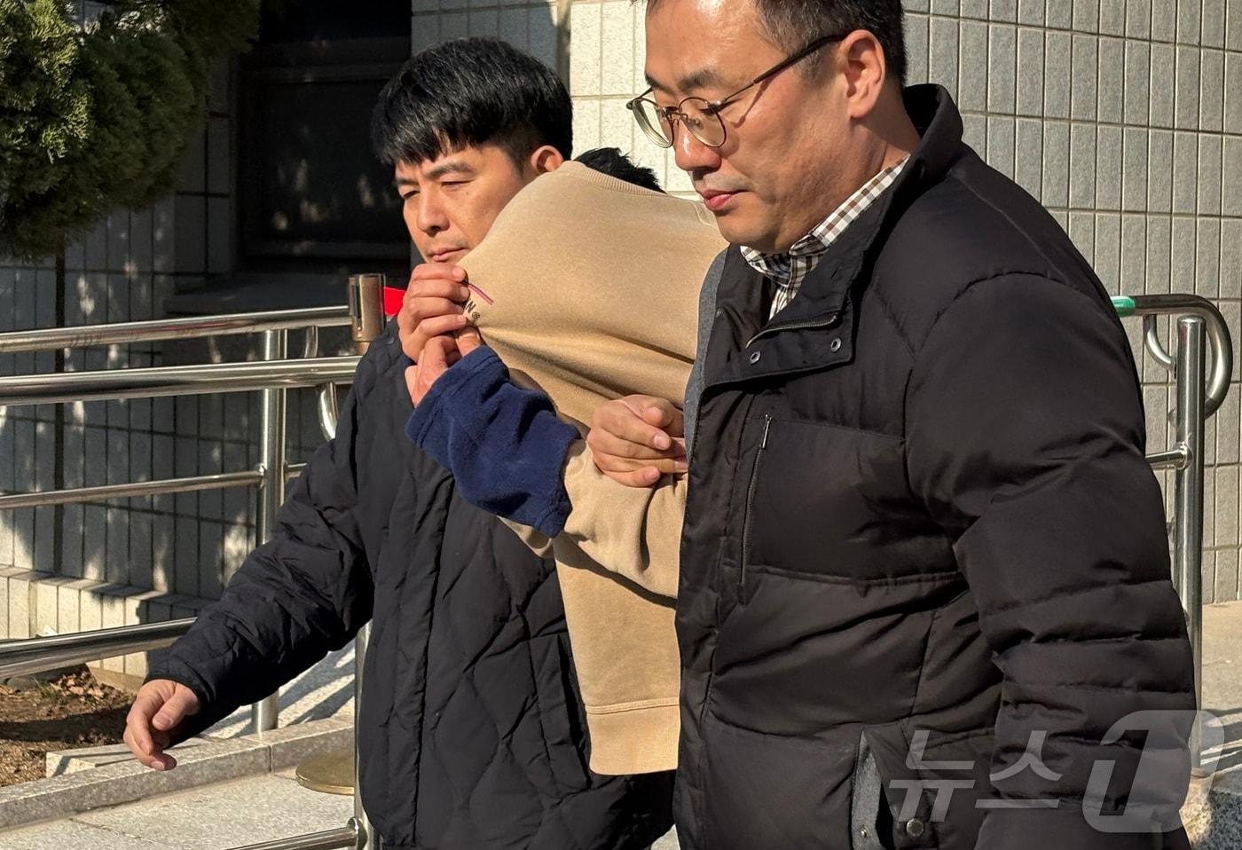 본문 이미지 - 배달의민족 고객 정보를 빼돌려 이른바 '보복 테러'를 벌인 일당 가운데 공범이자 총책인 30대 남성 정 모씨가 28일 서울 양천구 남부지방법원에서 열린 구속 전 피의자 심문(영장실질심사)에 출석한 후 이동하고 있다. 2026.3.28 ⓒ 뉴스1 소봄이 기자