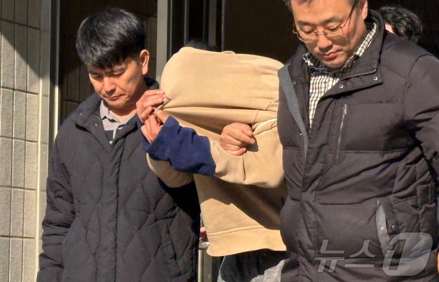 본문 이미지 - 배달의민족 고객 정보를 빼돌려 이른바 '보복 테러'를 벌인 일당 가운데 공범이자 총책인 30대 남성 정 모씨가 28일 서울 양천구 남부지방법원에서 열린 구속 전 피의자 심문(영장실질심사)에 출석한 후 이동하고 있다. 2026.3.28 ⓒ 뉴스1 소봄이 기자