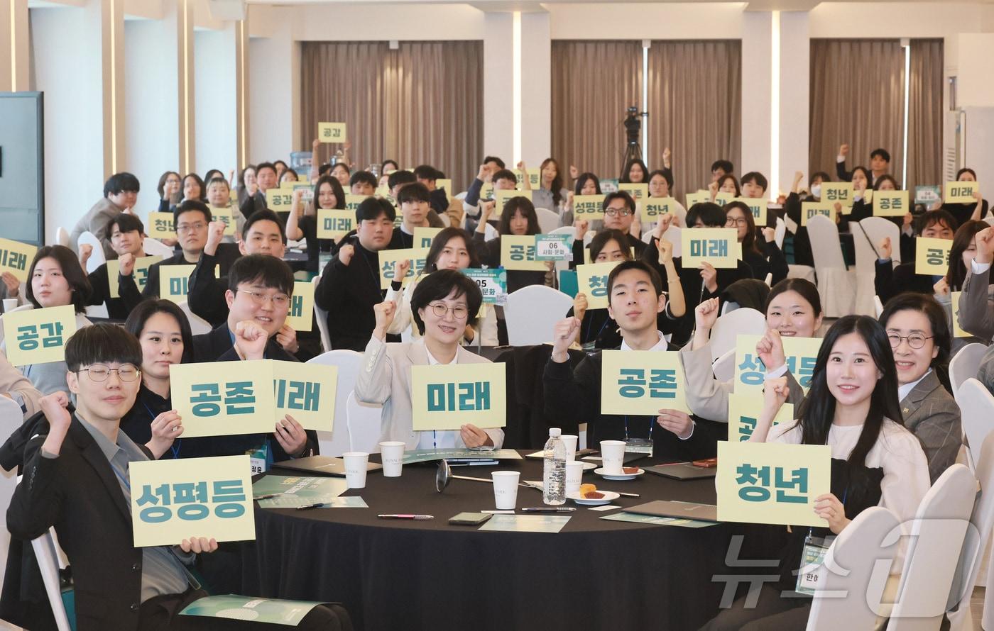 본문 이미지 - 원민경 성평등가족부 장관이 서울 용산구 피스앤파크 컨벤션에서 열린 '제1기 청년 공존.공감 위원회' 출범식에서 청년들과 함께 기념촬영을 하고 있다. (성평등가족부 제공. 재판매 및 DB 금지) 2026.3.28 ⓒ 뉴스1