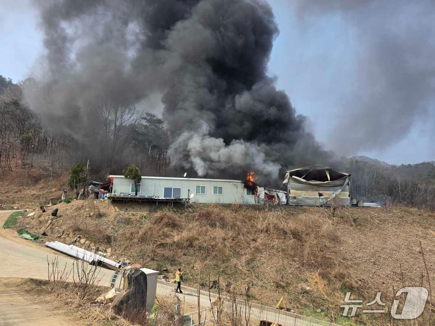 본문 이미지 - 28일 횡성 창고 화재.(강원도소방본부 제공, 재판매 및 DB 금지) 2026.3.28/뉴스1