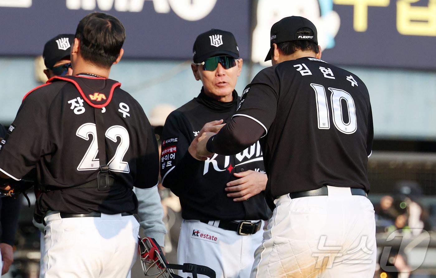 본문 이미지 - 이강철 KT 위즈 감독(가운데). 2026.3.28 ⓒ 뉴스1 김진환 기자