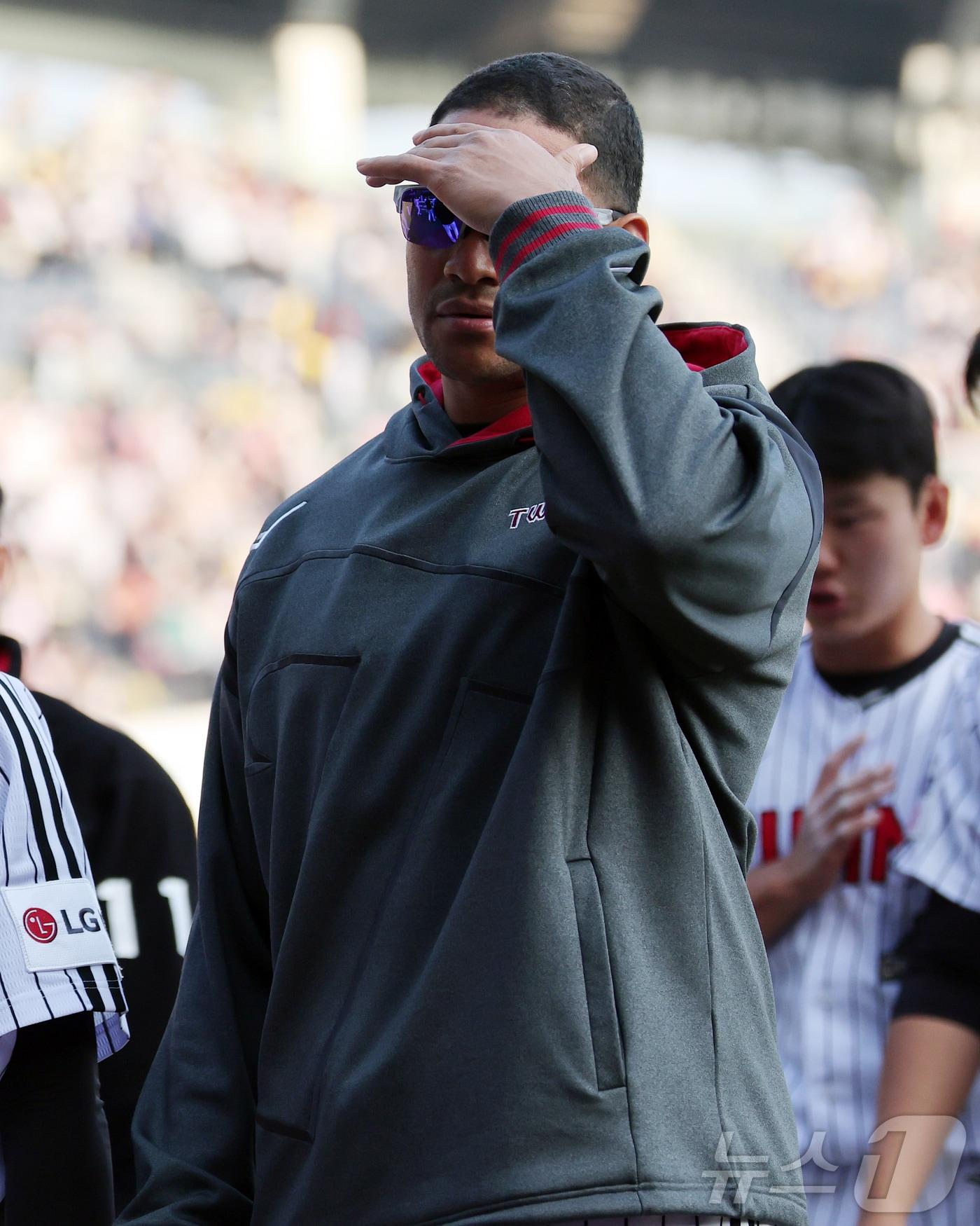 본문 이미지 - 28일 서울 송파구 잠실야구장에서 열린 '2026 신한 SOL KBO리그' 공식 개막전 KT 위즈와 LG 트윈스의 경기, 7대11로 패배한 LG 외국인 투수 치리노스가 아쉬운 표정을 지으며 그라운드를 빠져나가고 있다. 2026.3.28 ⓒ 뉴스1 김진환 기자