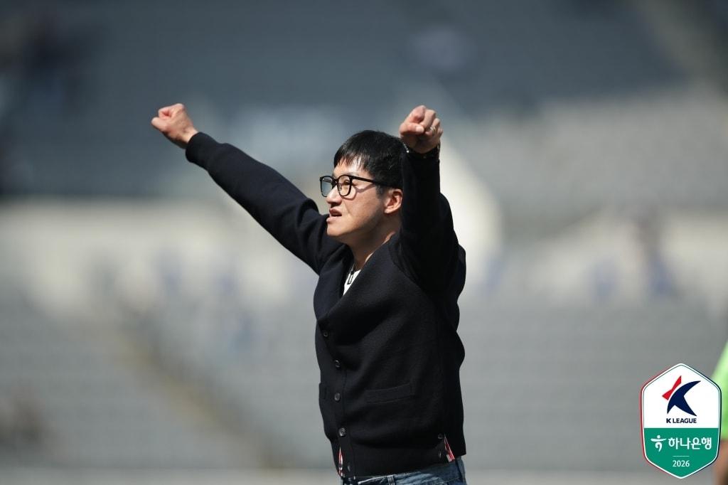 본문 이미지 - 이정효 수원 삼성 감독이 28일 용인미르스타디움에서 열린 용인FC와 원정 경기에서 득점 후 기뻐하고 있다. (한국프로축구연맹 제공)