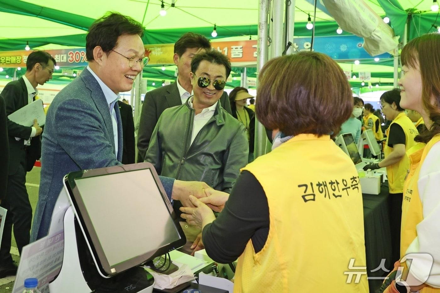 본문 이미지 - 박완수 경남도지사가 28일 '제2회 김해 한우 축제'를 찾아 관계자를 격려하고 있다. (경남도 제공. 재판매 및 DB금지)