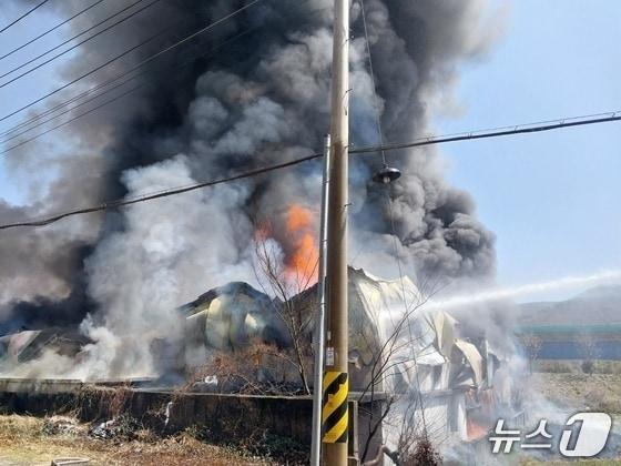 본문 이미지 - 28일 오후 12시 17분쯤 경남 하동군 횡천면의 한 그릇 도매업체에서 불이 나는 모습 (소방 제공. 재판매 및 DB금지)