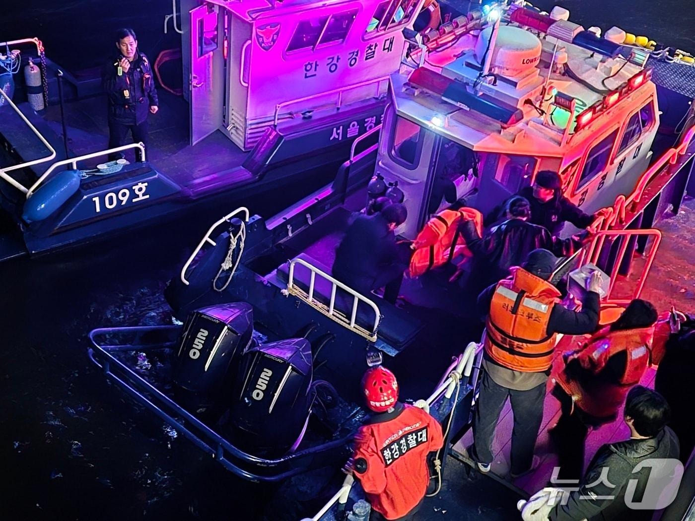 본문 이미지 - 28일 오후 8시쯤 반포대교 무지개분수 인근을 지나던 유람선이 바닥에 걸려 멈춰 소방당국이 승객 구조에 나섰다. (독자제공) ⓒ 뉴스1