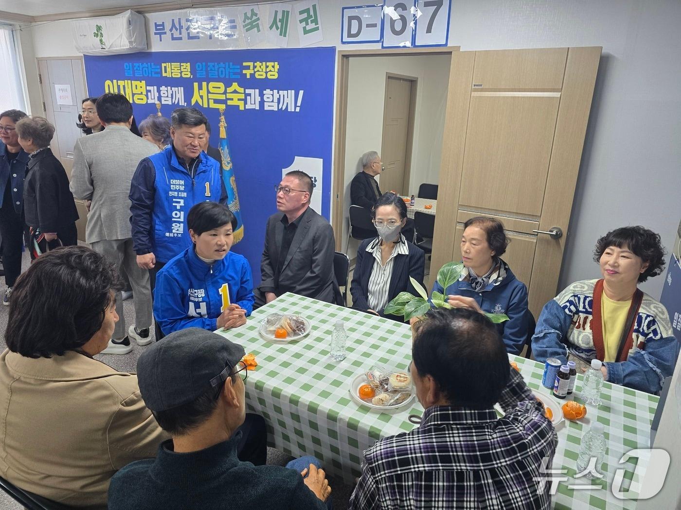 본문 이미지 - 28일 선거사무소 개소식에서 서은숙 더불어민주당 부산진구청장 후보가 방문한 주민들의 이야기를 경청하고 있다.2026.3.28 ⓒ 뉴스1 이주현 기자