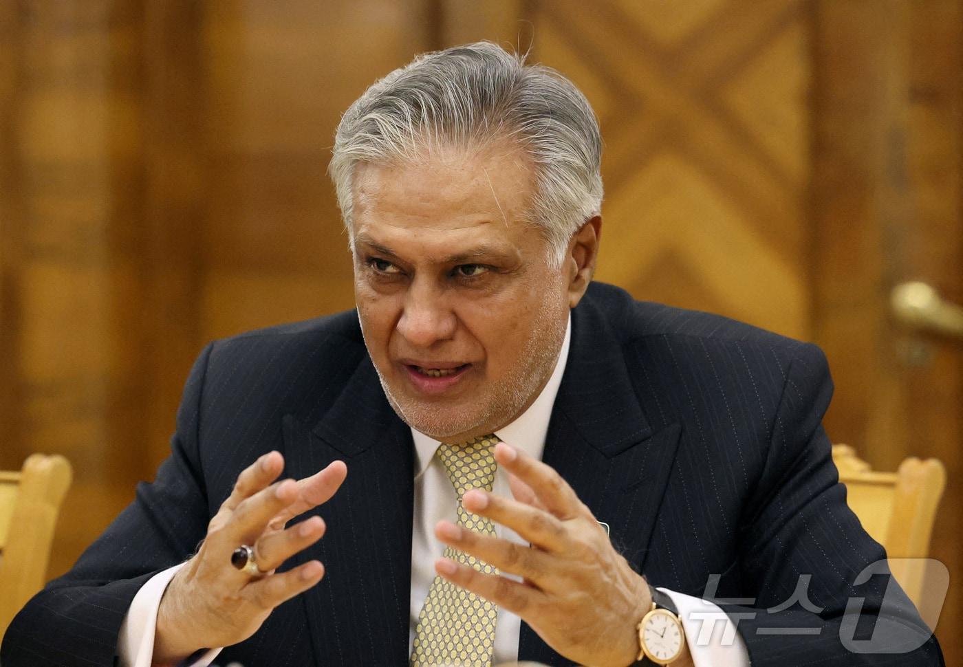 본문 이미지 - 이샤크 다르 파키스탄 부총리 겸 외무장관. 2025.11.18 ⓒ 로이터=뉴스1