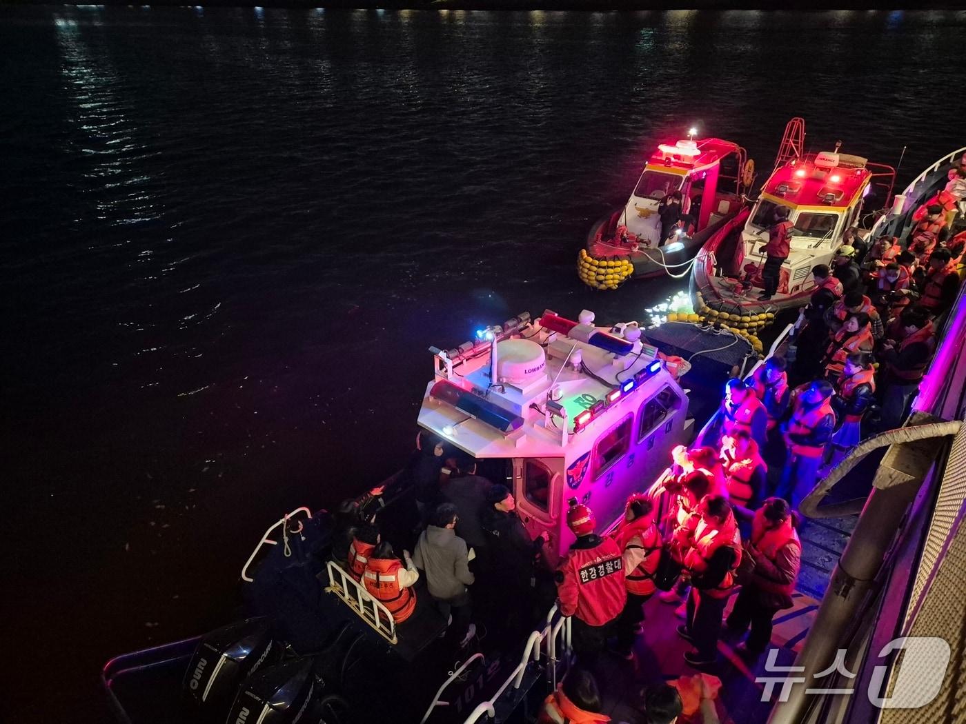 본문 이미지 - 28일 오후 서울 한강 반포대교 인근에서 운항 중이던 유람선이 바닥에 걸려 멈추는 사고가 발생했다.(독자 제공)  ⓒ 뉴스1