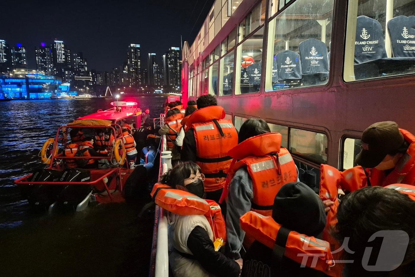 본문 이미지 - 28일 오후 서울 한강 반포대교 인근에서 운항 중이던 유람선이 바닥에 걸려 멈추는 사고가 발생해 소방당국이 승객들을 구조하고 있다. 현재까지 인명 피해는 없는 것으로 파악됐다. (독자 제공. 재판매 및 DB금지) 2026.3.28 ⓒ 뉴스1