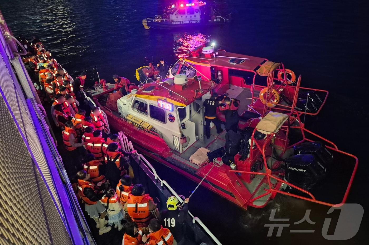 본문 이미지 - 28일 오후 서울 한강 반포대교 인근에서 운항 중이던 유람선이 바닥에 걸려 멈추는 사고가 발생해 소방당국이 승객들을 구조하고 있다. 현재까지 인명 피해는 없는 것으로 파악됐다. (독자 제공. 재판매 및 DB금지) 2026.3.28 ⓒ 뉴스1