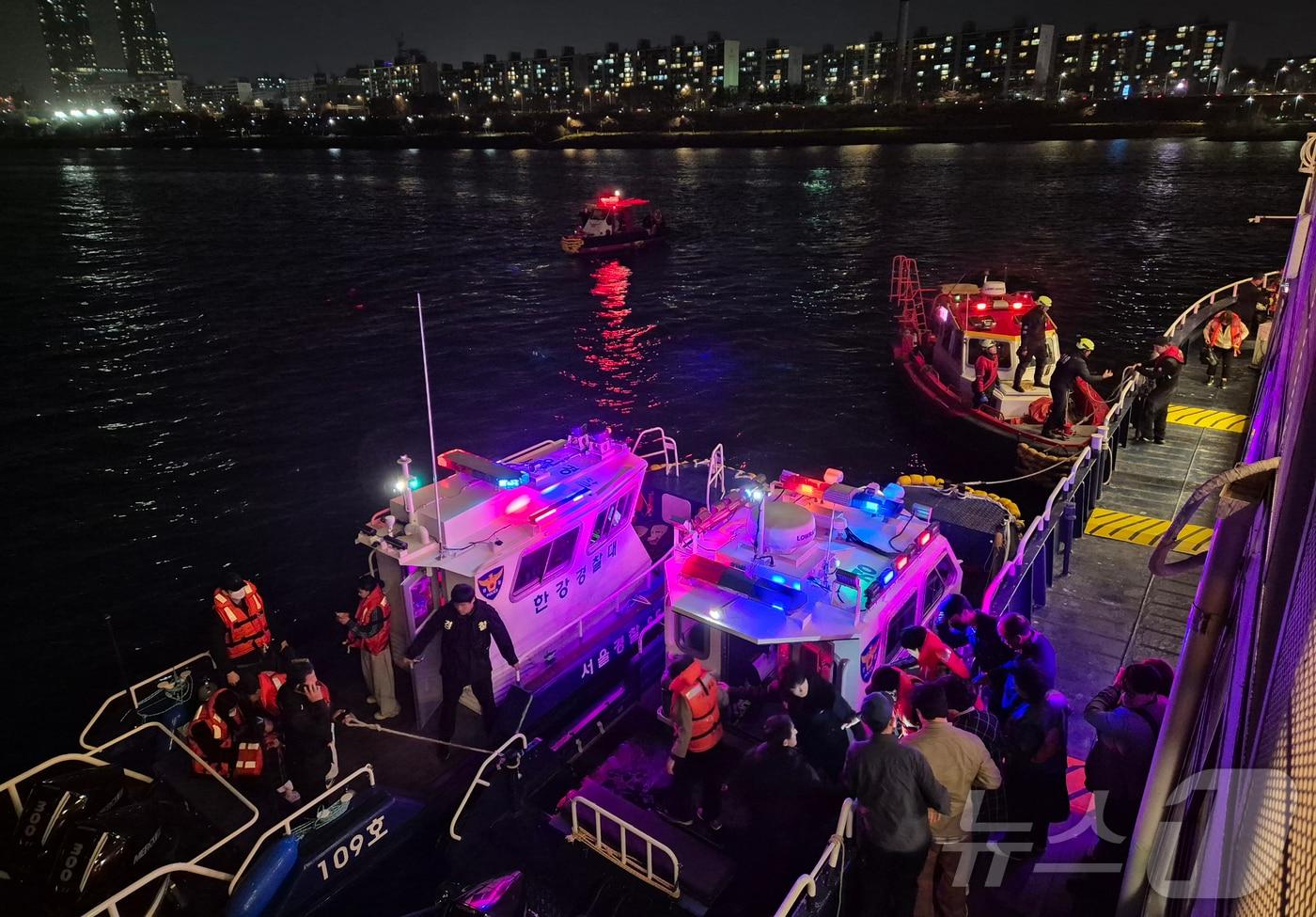 본문 이미지 - 28일 오후 서울 한강 반포대교 인근에서 운항 중이던 유람선이 바닥에 걸려 멈추는 사고가 발생해 소방당국이 승객들을 구조하고 있다. 현재까지 인명 피해는 없는 것으로 파악됐다. (독자 제공. 재판매 및 DB금지) 2026.3.28 ⓒ 뉴스1