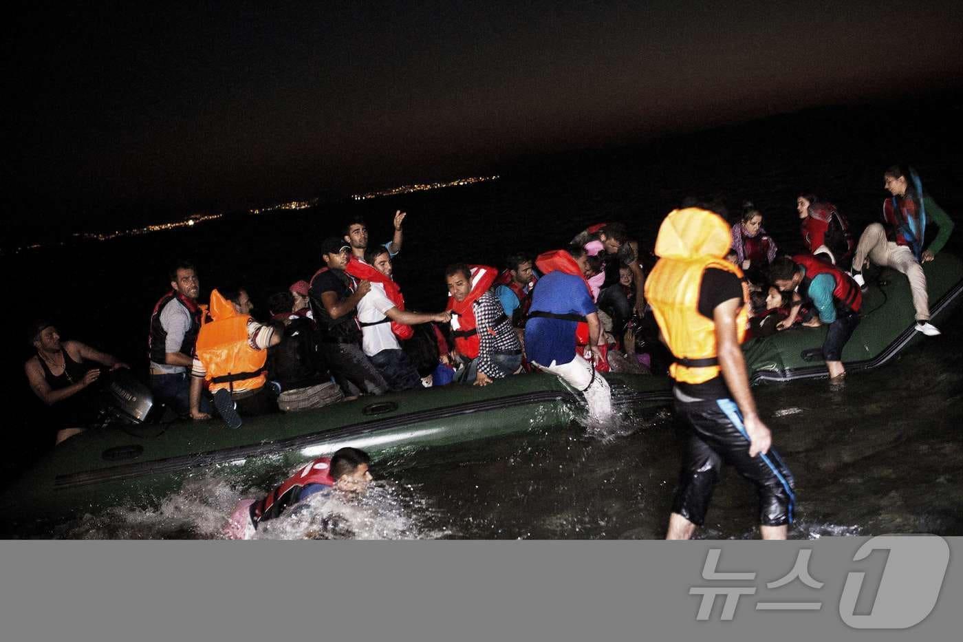 본문 이미지 - 그리스 인근 해역에서 이민자들이 고무 보트를 타고 있는 모습. 2015.08.13 ⓒ AFP=뉴스1