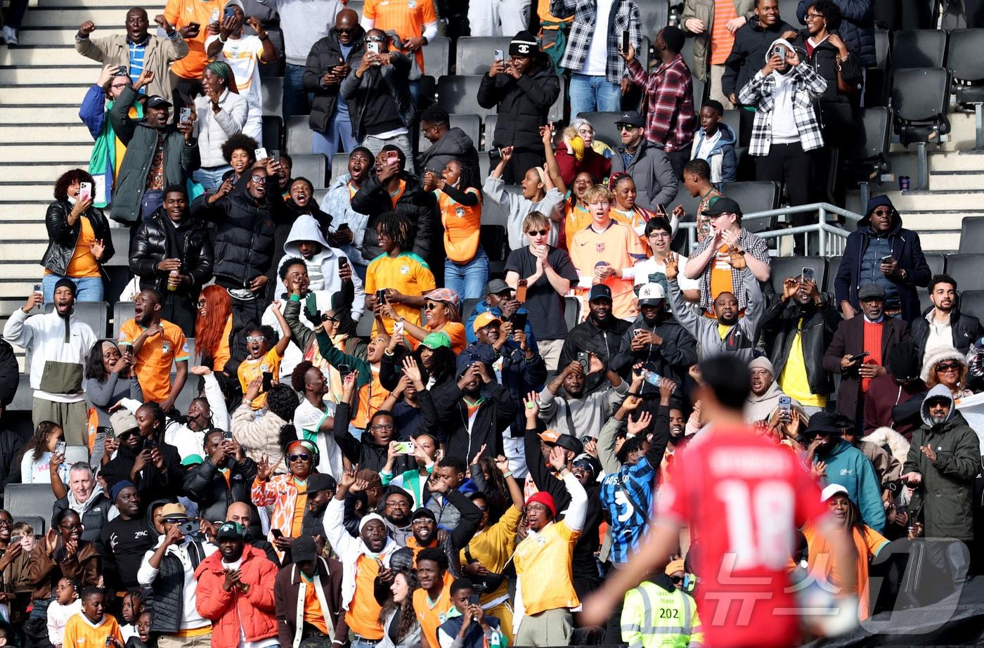 본문 이미지 - 코트디부아르의 득점 후 기뻐하는 팬들ⓒ 로이터=뉴스1