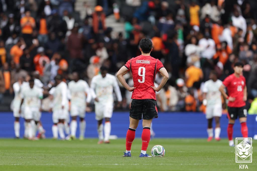 본문 이미지 - 축구대표팀 조규성이 28일(한국시간) 영국 밀턴 케인스의 스타디움 MK에서 코트디부아르에 실점한 뒤 아쉬워하고 있다. (대한축구협회 제공)
