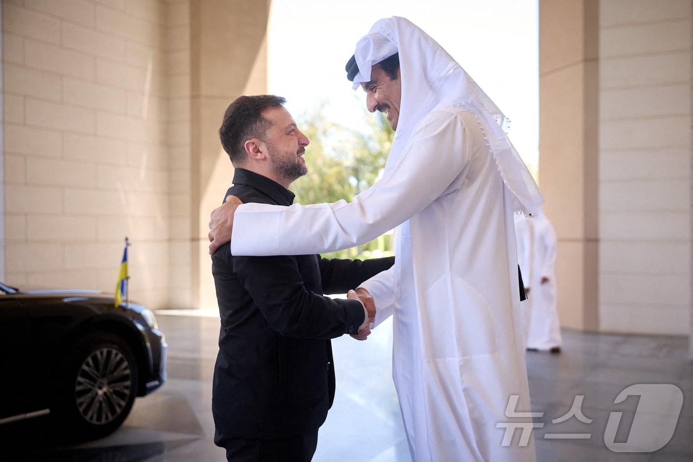 본문 이미지 - 볼로디미르 젤렌스키 우크라이나 대통령(왼쪽)과 셰이크 타밈 빈 하마드 알사니 카타르 국왕. 2026.03.28 ⓒ AFP=뉴스1