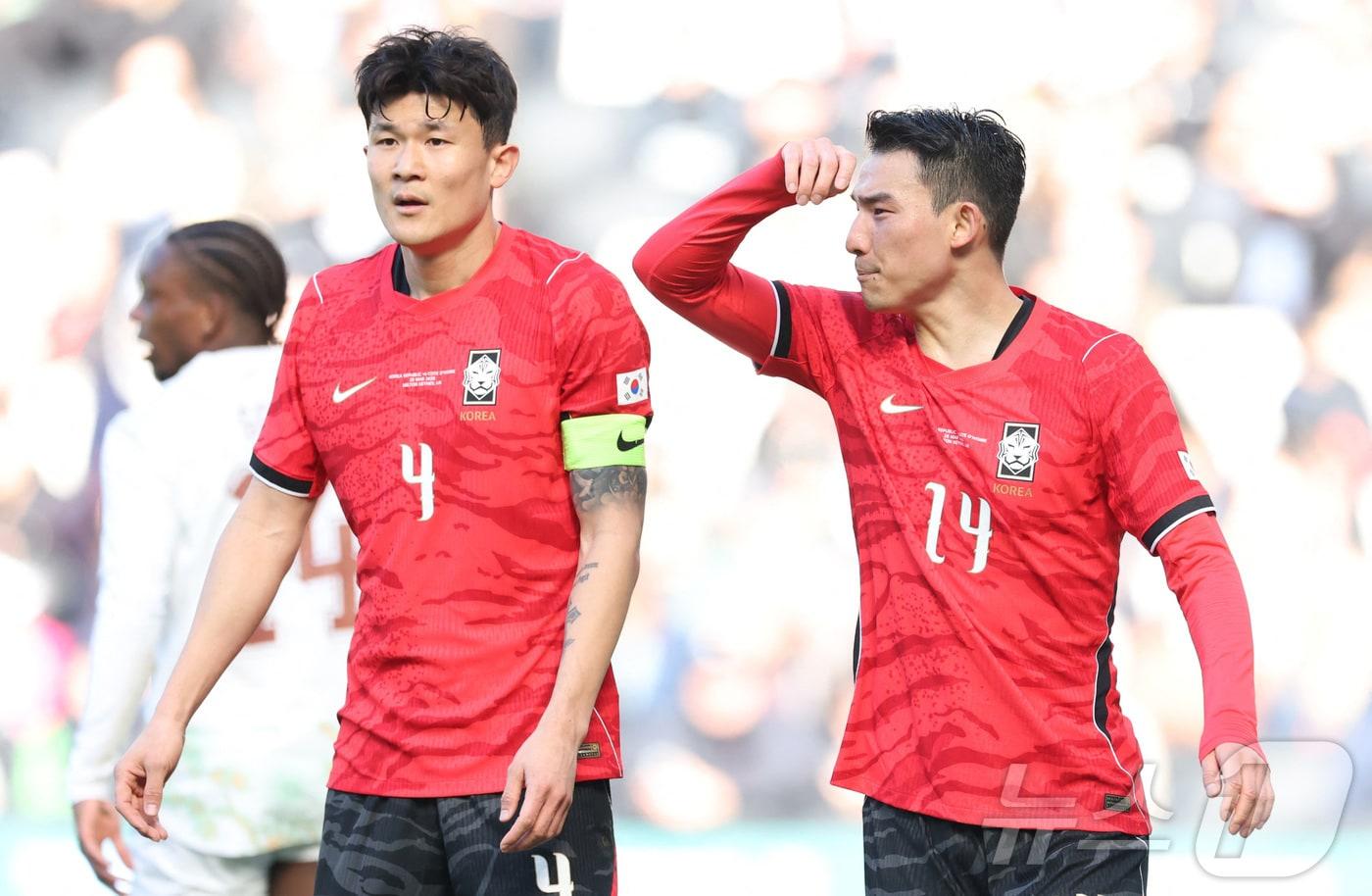 본문 이미지 - 축구대표팀 수비수 김민재(왼쪽)와 조유민. ⓒ 로이터=뉴스1