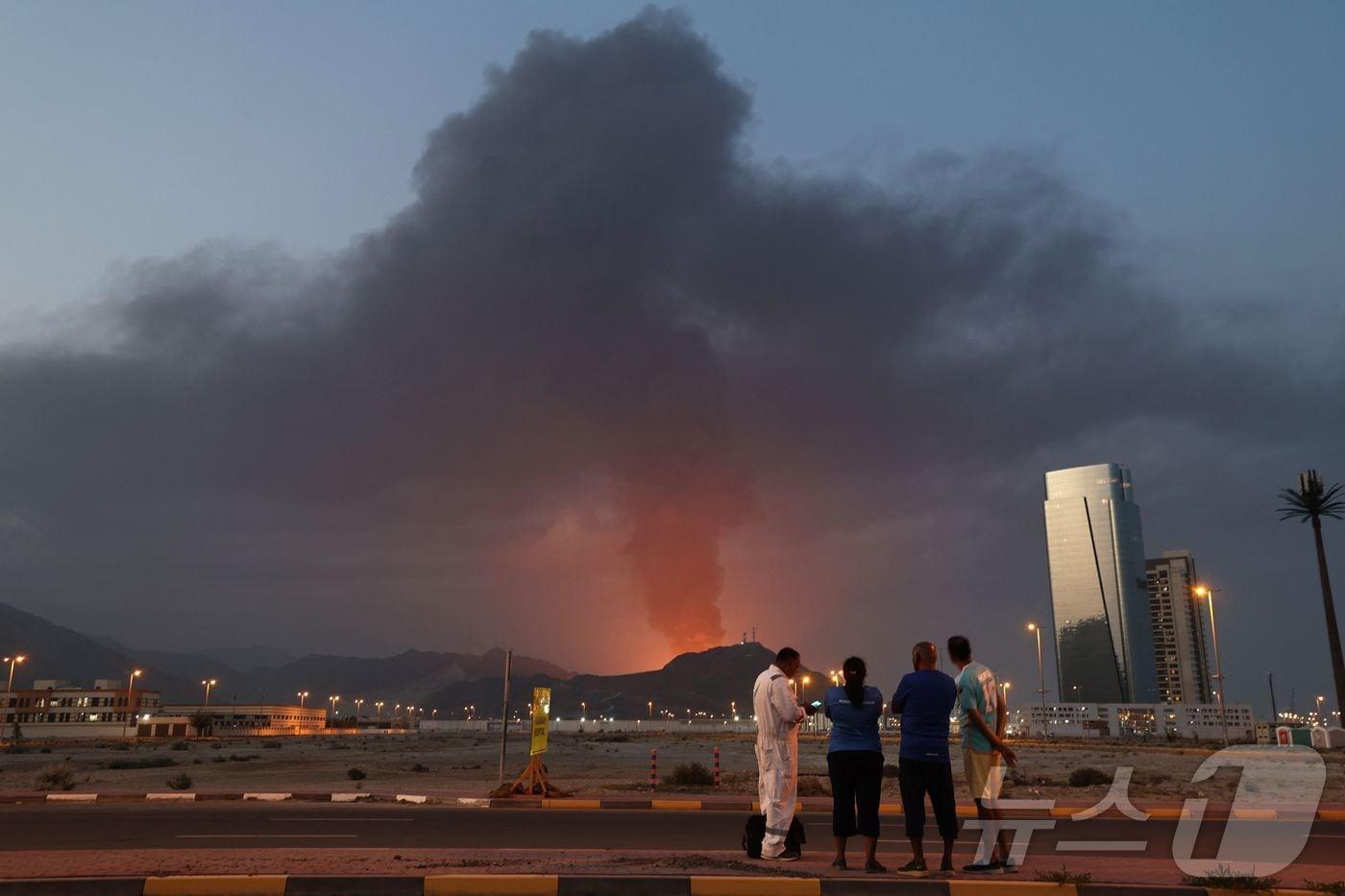 본문 이미지 - UAE 푸자이라 산업단지에서 폭발로 검은 연기가 치솟고 있다. 2026.03.03 ⓒ AFP=뉴스1