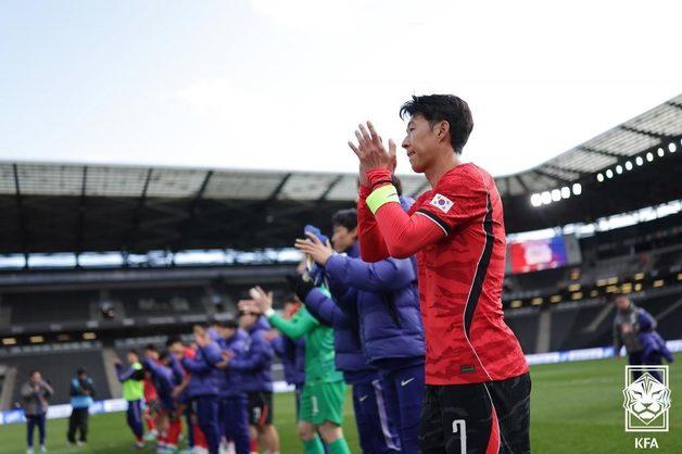 본문 이미지 - 한국 축구 국가대표팀 손흥민이 28일(현지시간) 영국 밀턴 케인스의 스타디움 MK에서 열린 코트디부아르와 평가전을 마치고 팬들을 향해 인사하고 있다. (대한축구협회 제공. 재판매 및 DB금지) 2026.3.29 ⓒ 뉴스1