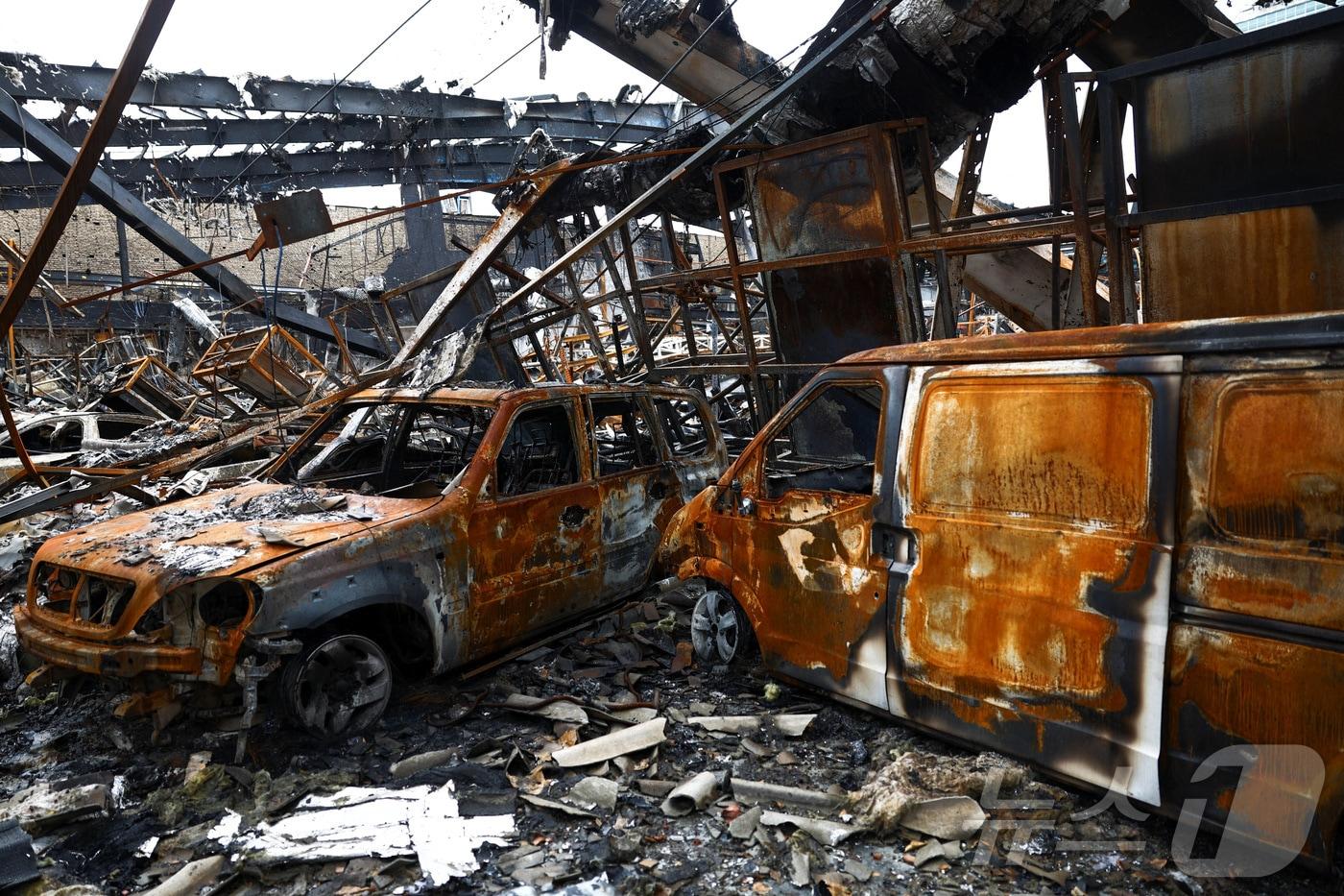 본문 이미지 - 공습으로 파괴된 이란 테헤란의 한 차량 정비소. 2026.03.28 ⓒ 로이터=뉴스1