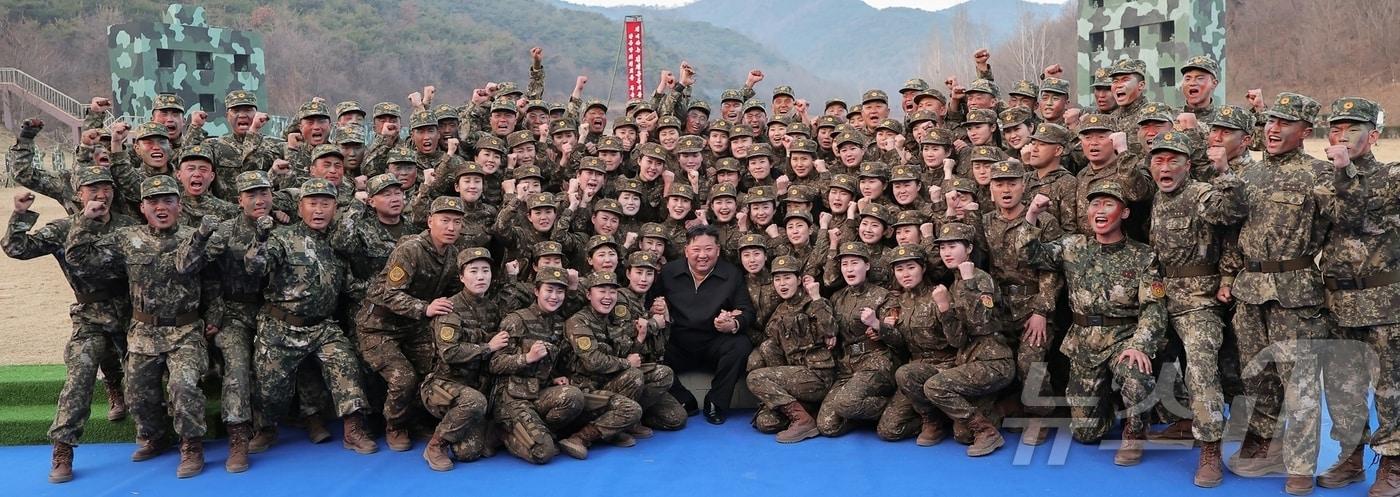 본문 이미지 - (평양 노동신문=뉴스1) =조선인민군 총참모부 작전국 직속 특수작전훈련기지를 방문한 김정은 노동당 총비서. 김 총비서 주변으로 여성 군인들의 모습이  보인다. [국내에서만 사용가능. 재배포 금지. DB 금지. For Use Only in the Republic of Korea. Redistribution Prohibited] rodongphoto@news1.kr