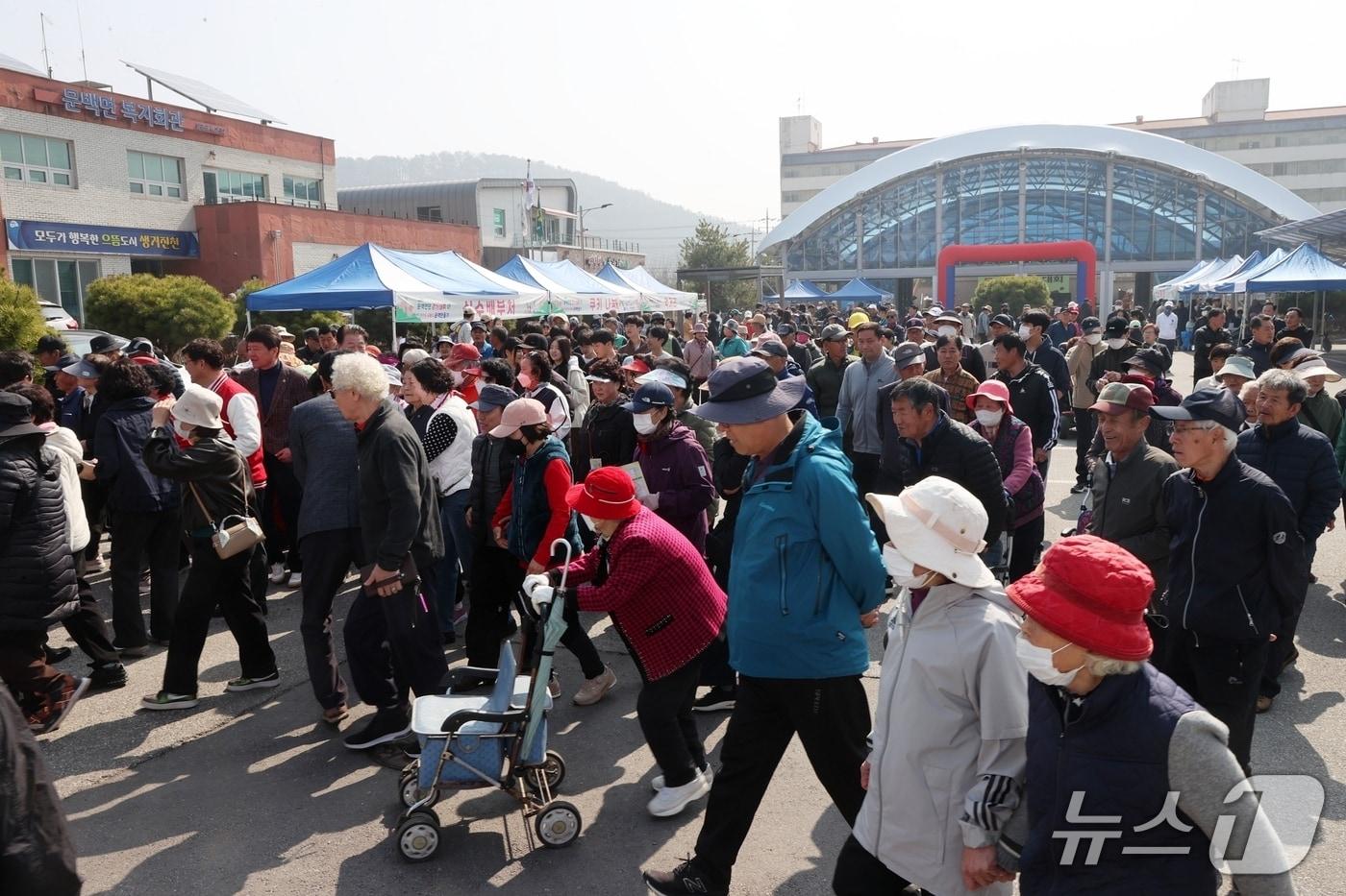 본문 이미지 - 충북 진천군 문백면 복지광장 가득 메운 걷기대회 참가자들.(진천군 제공. 재판매 및 DB금지)