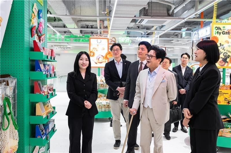 본문 이미지 -  이재현 CJ그룹회장이 그룹의 주요 경영진과 함께 26일 새롭게 문을 연 '올리브영 센트럴 명동 타운'을 살펴보고 있다. (CJ그룹 제공)