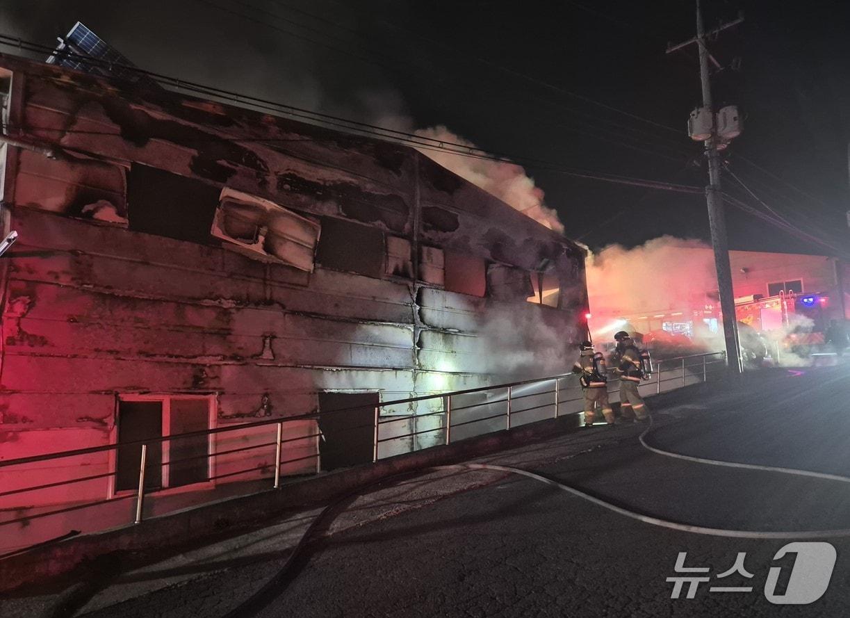 본문 이미지 - 28일 오후 10시 56분쯤 경북 영천시 청통면 의 창호제조 공장에서 불이 나 소방당국이 진화하고 있다.(경북소방본부 제공. 재판매 및 DB금지)