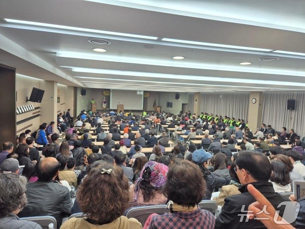 본문 이미지 -  오산 세교3지구 통합 투쟁 비상대책위원회 정기총회에 참석한 세교3지구 주민들.