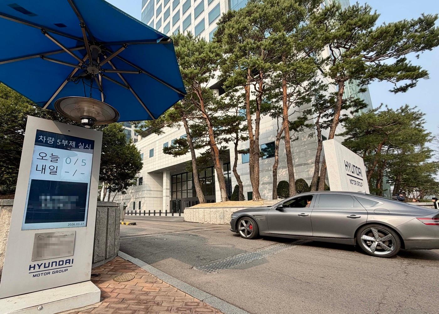 본문 이미지 - 차량 5부제를 시행하고 있는 현대자동차·기아 서울 양재 사옥 정문의 모습(자료사진. 현대차그룹 제공). 2026.3.29.