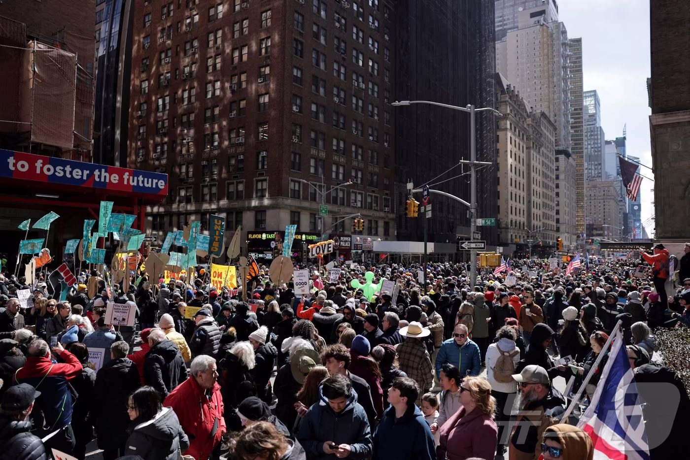 본문 이미지 - 28일 뉴욕 한복판에서 도널드 트럼프 미국 대통령의 정책에 반대하는 '노 킹스' 시위가 벌어지고 있다. 2026.3.28 ⓒ 로이터=뉴스1