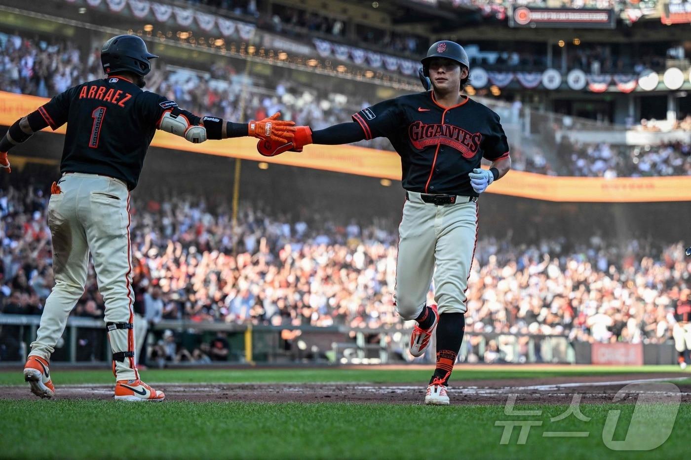 본문 이미지 - 샌프란시스코 자이언츠 이정후(오른쪽)가 29일(한국시간) 열린 2026 메이저리그 뉴욕 양키스전에서 3회말 득점을 기록한 뒤 루이스 아라에스의 축하를 받고 있다. ⓒ AFP=뉴스1