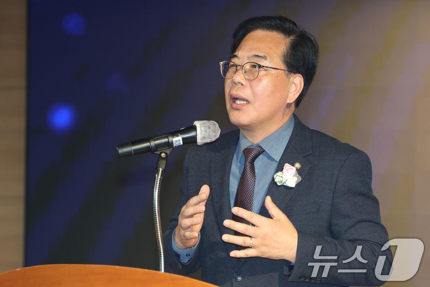 본문 이미지 - 송언석 국민의힘 원내대표가 29일 오전 서울 강서구 대한한의사협회에서 열린 제70회 정기대의원 총회에 참석해 축사하고 있다. 2026.3.29 ⓒ 뉴스1 이광호 기자