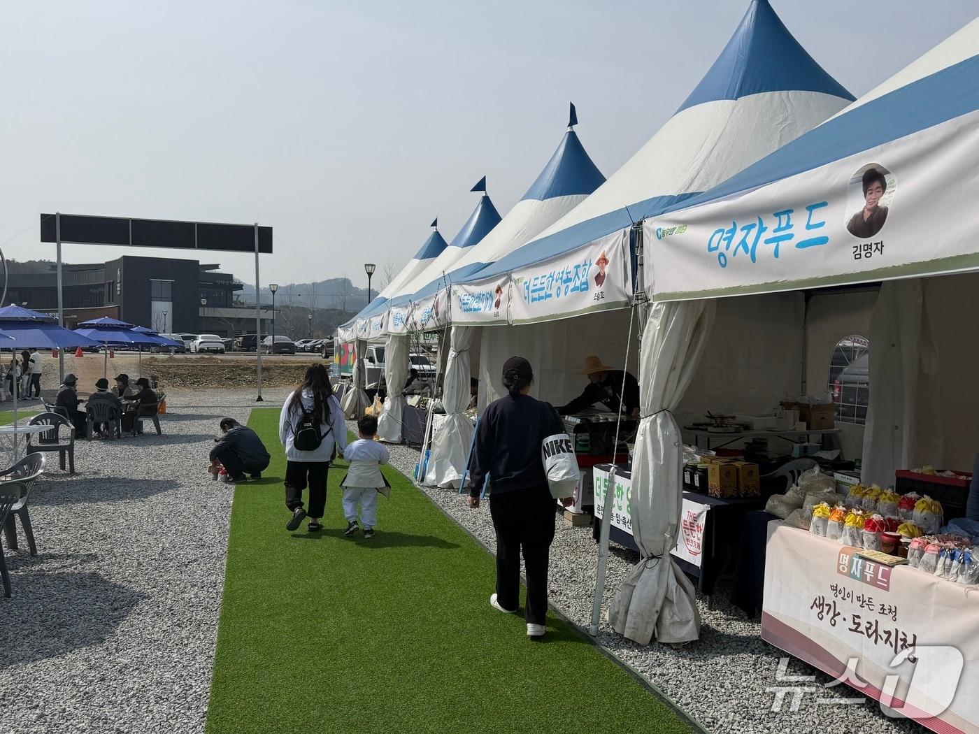 본문 이미지 - 29일 오전 강원 춘천 삼천동 주차장 일대에 마련된 '춘천시 농부의 장터'에 시민들이 물건을 사기 위해 부스를 둘러보고 있다.2026.3.29 한귀섭 기자