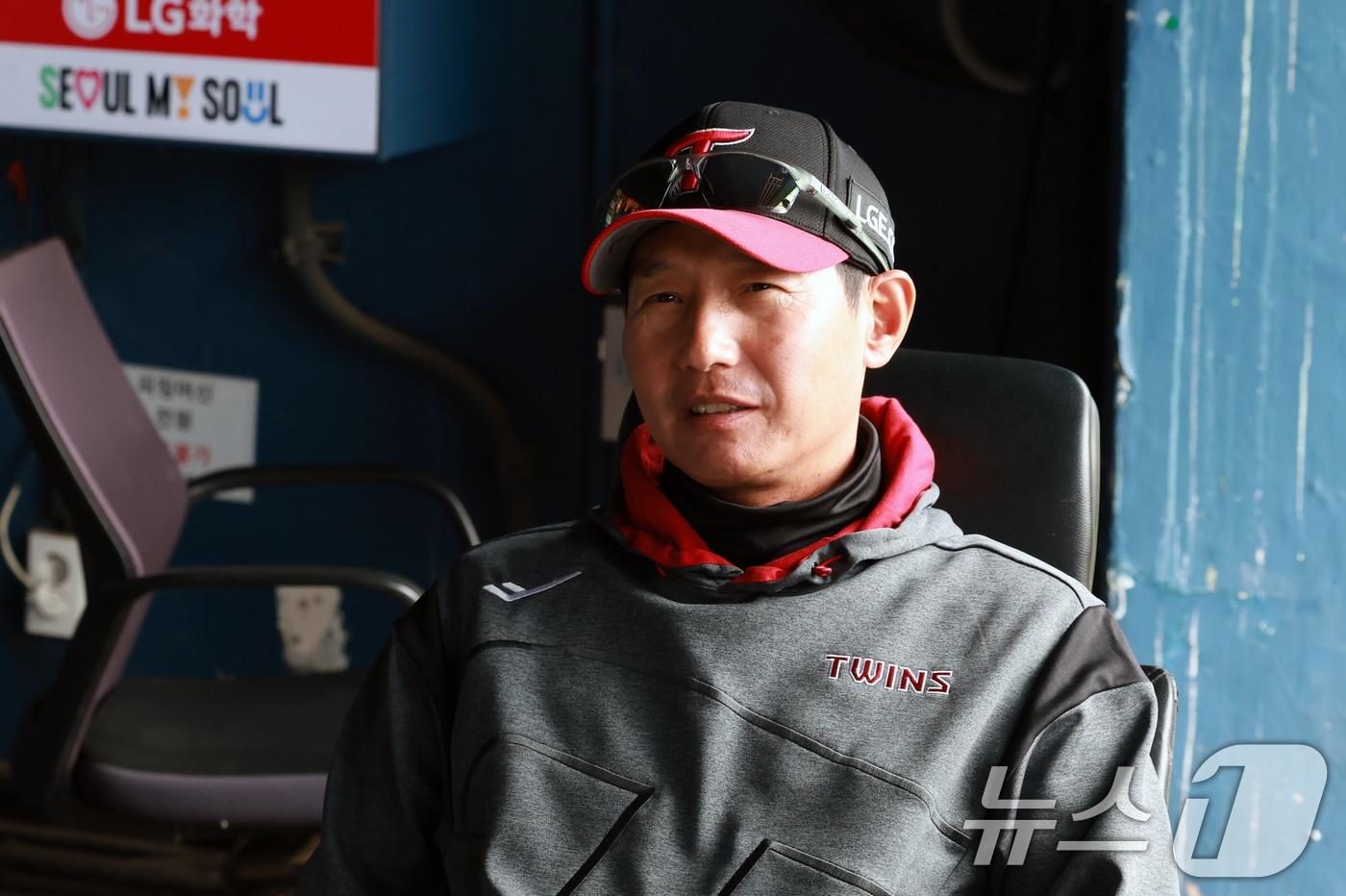 본문 이미지 - LG 염경엽 감독이 29일 서울 송파구 잠실야구장에서 열리는 '2026 신한 SOL KBO리그' KT 위즈의 경기를 앞두고 취재진과 인터뷰를 하고 있다. 2026.3.29 ⓒ 뉴스1 이호윤 기자