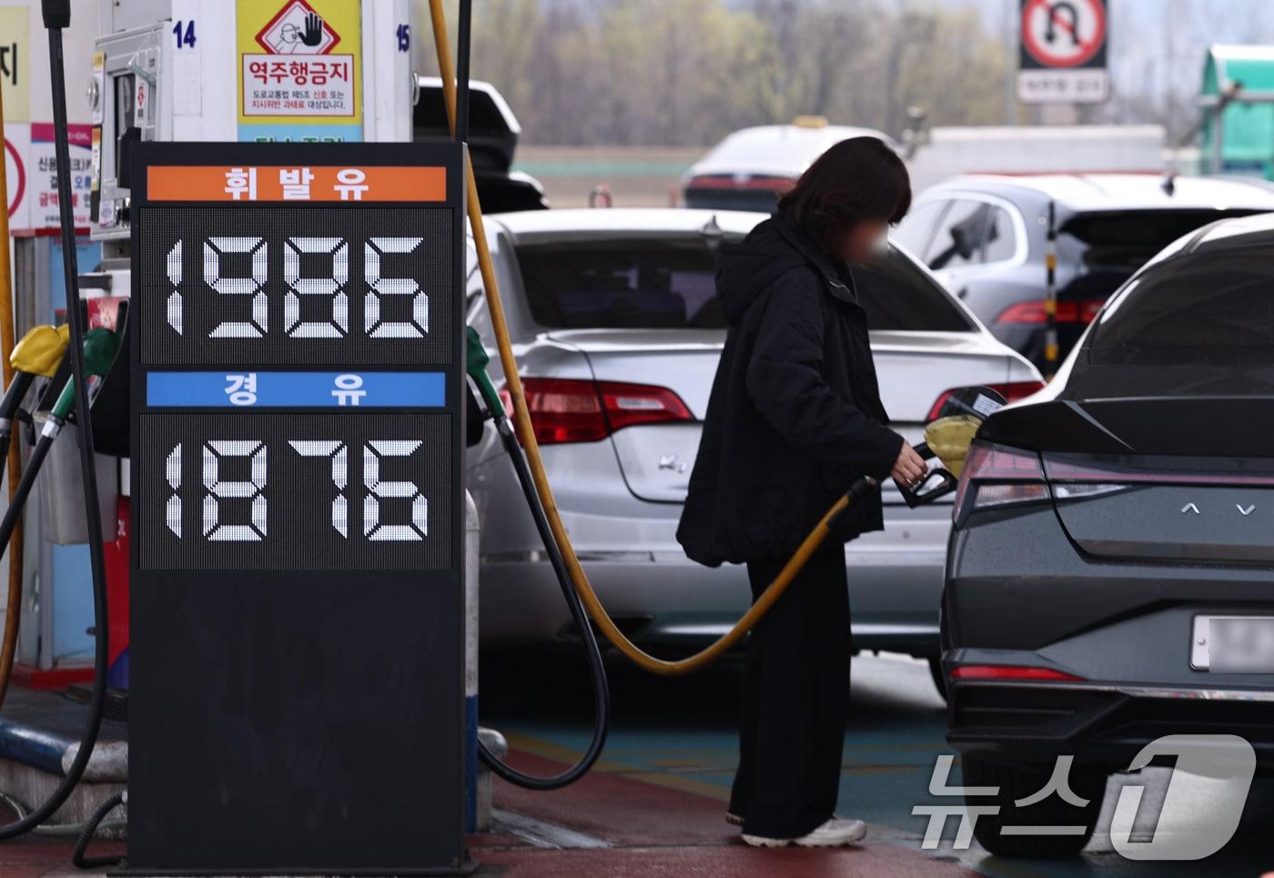 본문 이미지 - 29일 오전 서울 서초구 만남의광장 주유소에서 시민들이 주유를 하고 있다.  (사진은 기사와 무관함)2026.3.29 ⓒ 뉴스1 구윤성 기자