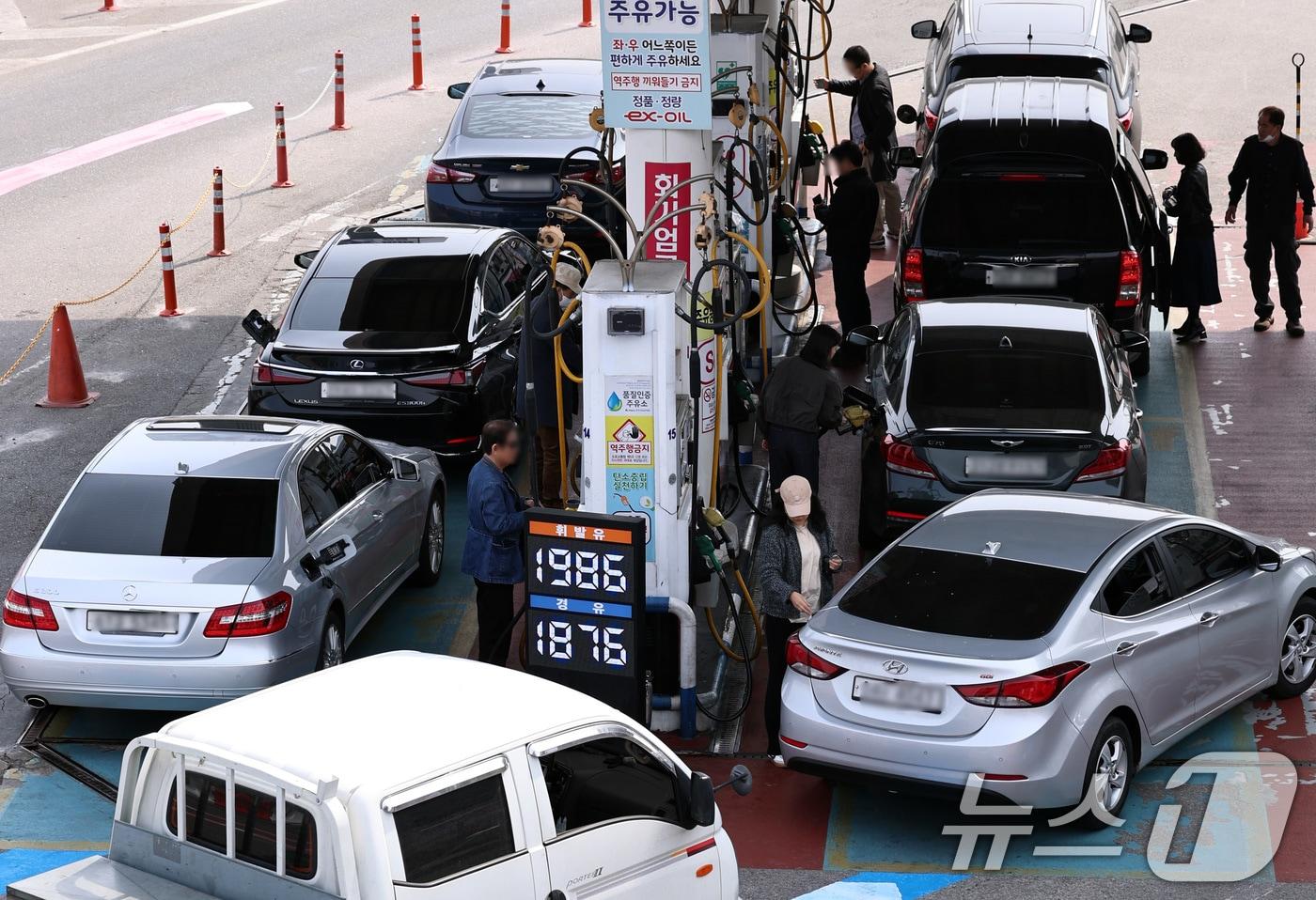 본문 이미지 - 29일 오전 서울 서초구 만남의광장 주유소에서 시민들이 주유를 하고 있다. 리터당 210원 오른 가격으로 2차 석유 최고가격제가 시행된 이후 국제유가 상승으로 소비자가격이 2천 원대 초반까지 오를 것이라는 관측이 나오면서 소비자들의 부담이 갈수록 커지고 있다. 2026.3.29 ⓒ 뉴스1 구윤성 기자