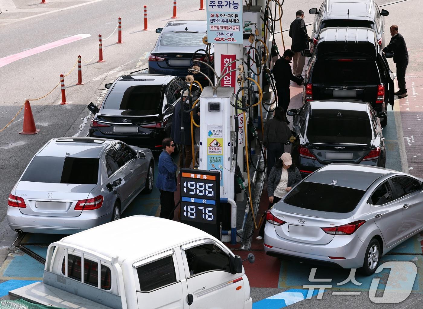 본문 이미지 - 차량이 줄 선 주유소 모습.(사진은 기사 내용과 무관함) / 뉴스1 ⓒ News1