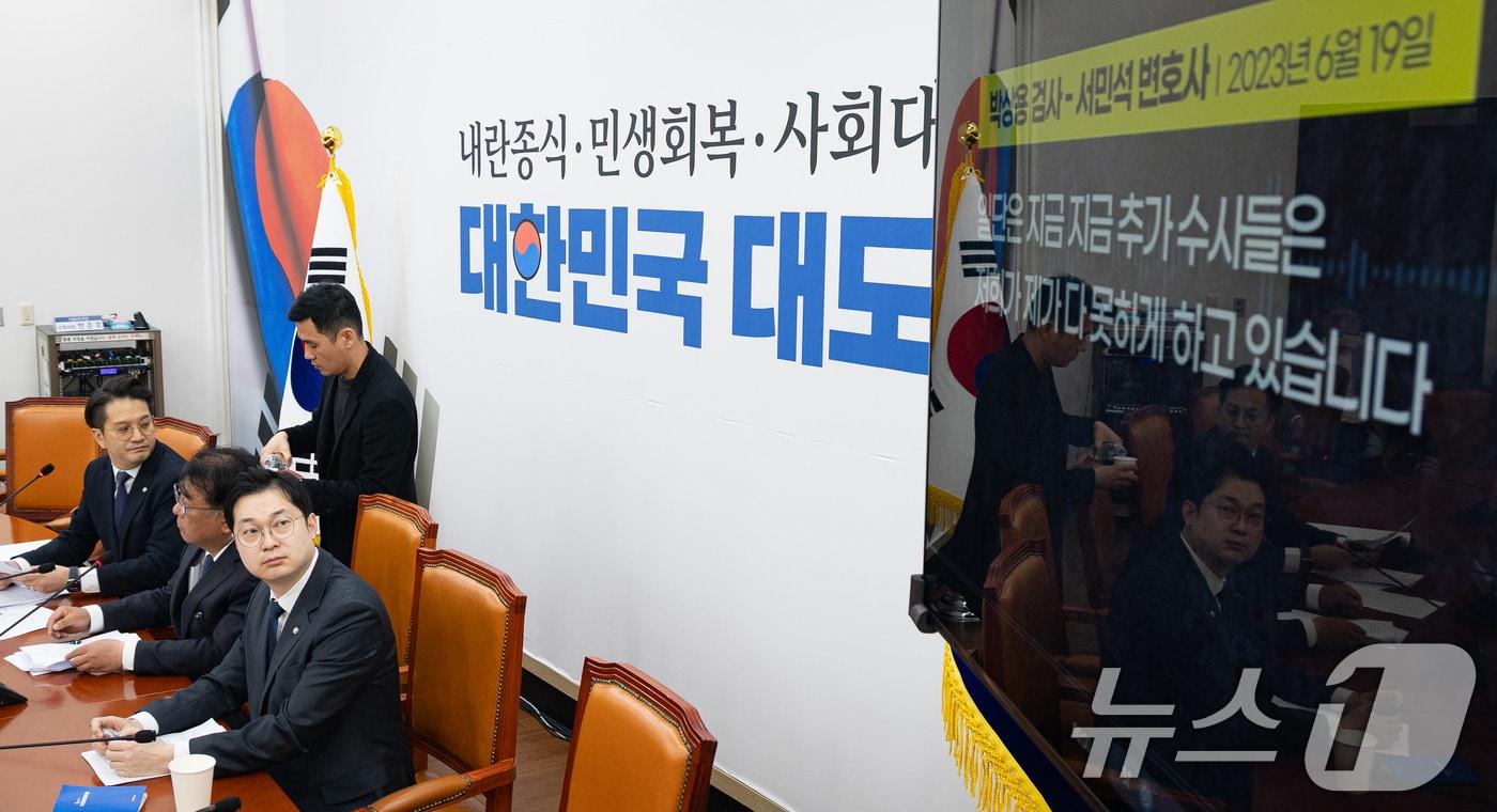 본문 이미지 - 29일 서울 여의도 국회에서 열린 더불어민주당 쌍방울 대북송금 사건 긴급 기자간담회에서 박상용 검사 회유 의혹 녹취가 공개되고 있다. 왼쪽부터 더불어민주당 전용기 의원, 서민석 전 이화영 경기도 평화부지사 변호인, 김동아 의원. 2026.3.29 ⓒ 뉴스1 유승관 기자