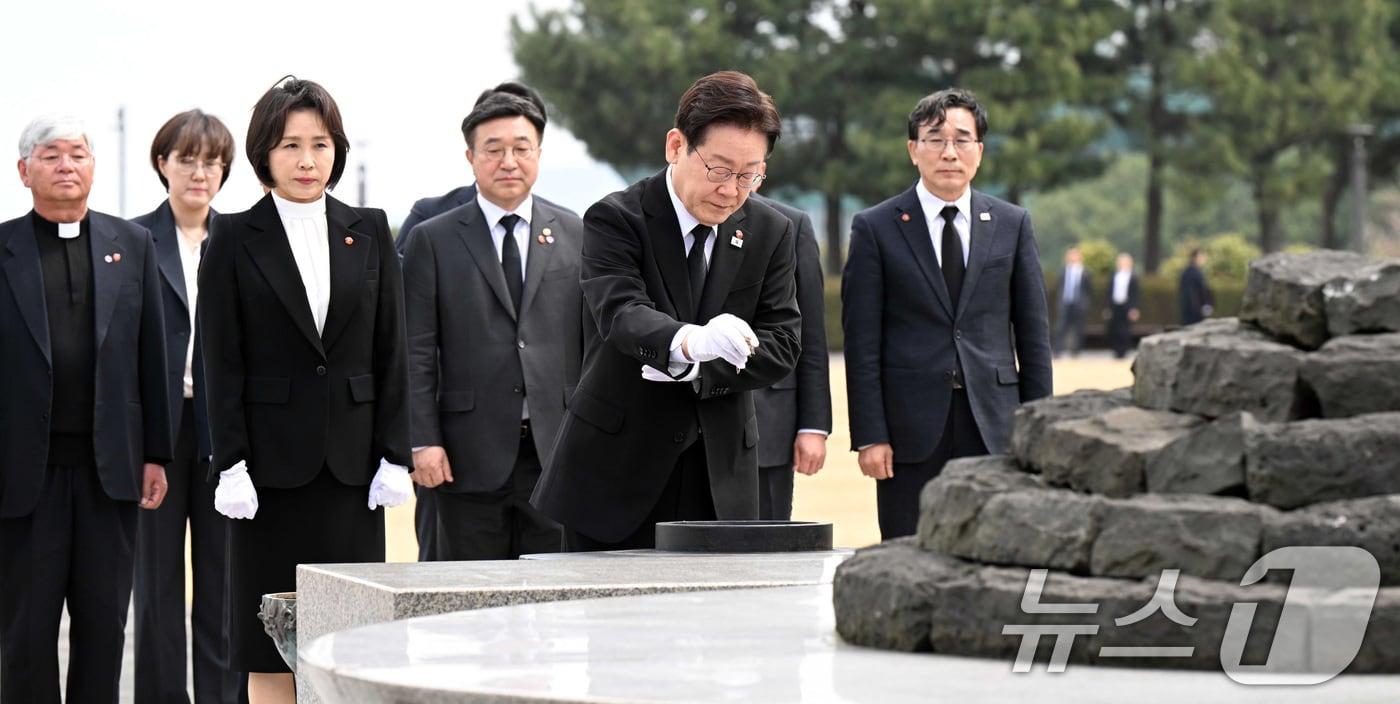 본문 이미지 - 이재명 대통령이 29일 제주시 명림로 제주4·3평화공원 내 위령제단에서 분향을 하고 있다. 2026.3.29 ⓒ 뉴스1 이재명 기자