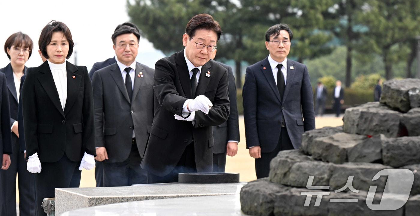 본문 이미지 - 이재명 대통령이 29일 제주시 명림로 제주4·3평화공원 내 위령제단에서 분향을 하고 있다. 2026.3.29 ⓒ 뉴스1 이재명 기자