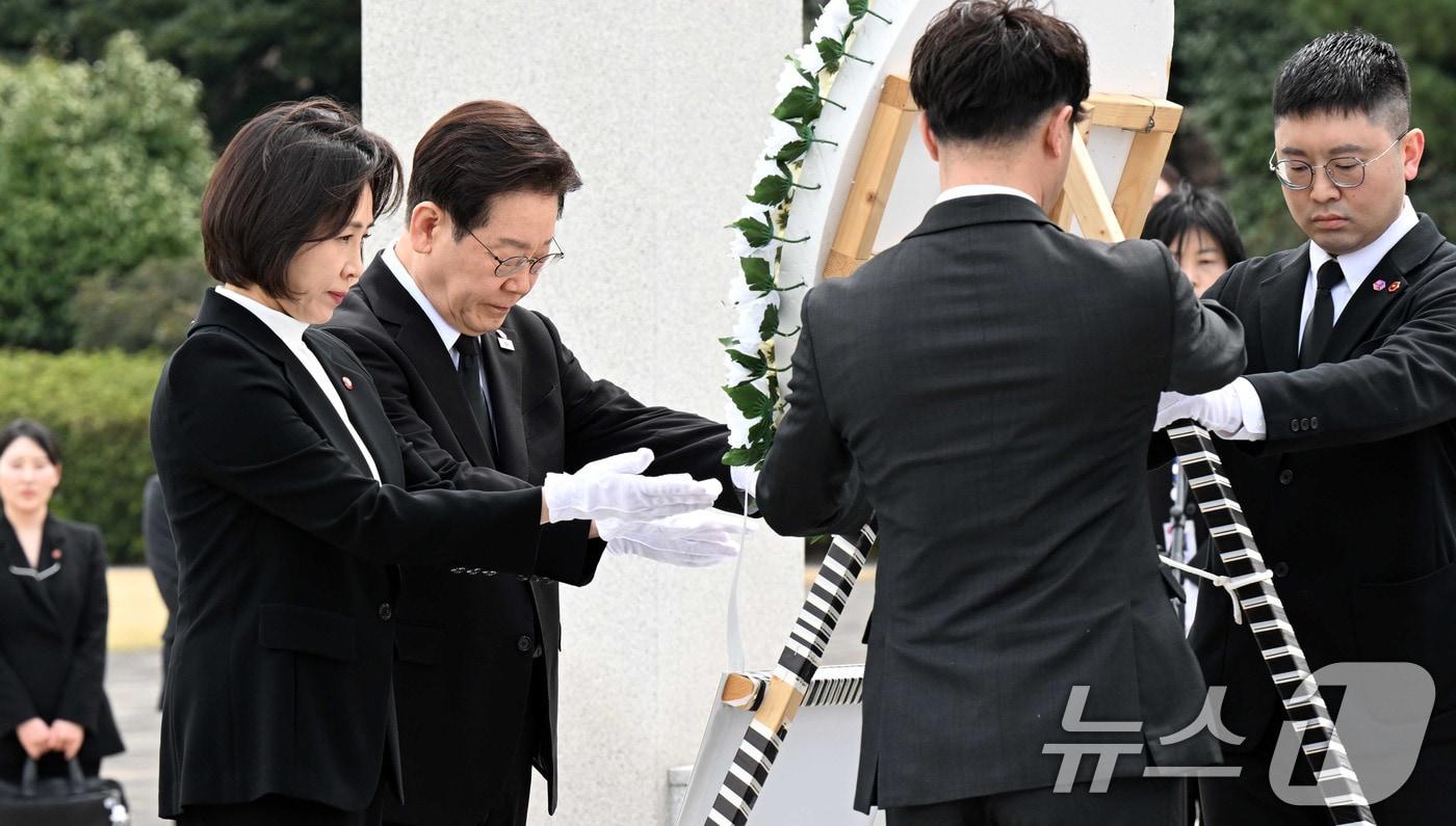 본문 이미지 - 이재명 대통령과 김혜경 여사가 29일 제주시 명림로 제주4·3평화공원 내 위령제단에서 헌화를 하고 있다. 2026.3.29 ⓒ 뉴스1 이재명 기자