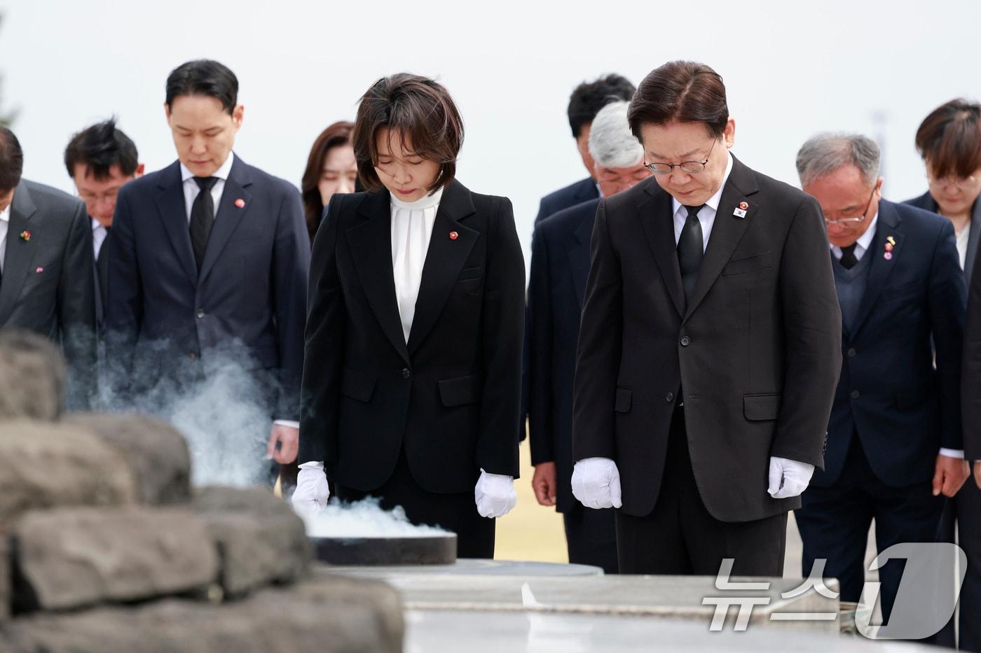 본문 이미지 - 이재명 대통령과 김혜경 여사가 29일 제주시 명림로 제주4·3평화공원 내 위령제단에서 참배를 하고 있다. 2026.3.29 ⓒ 뉴스1 이재명 기자